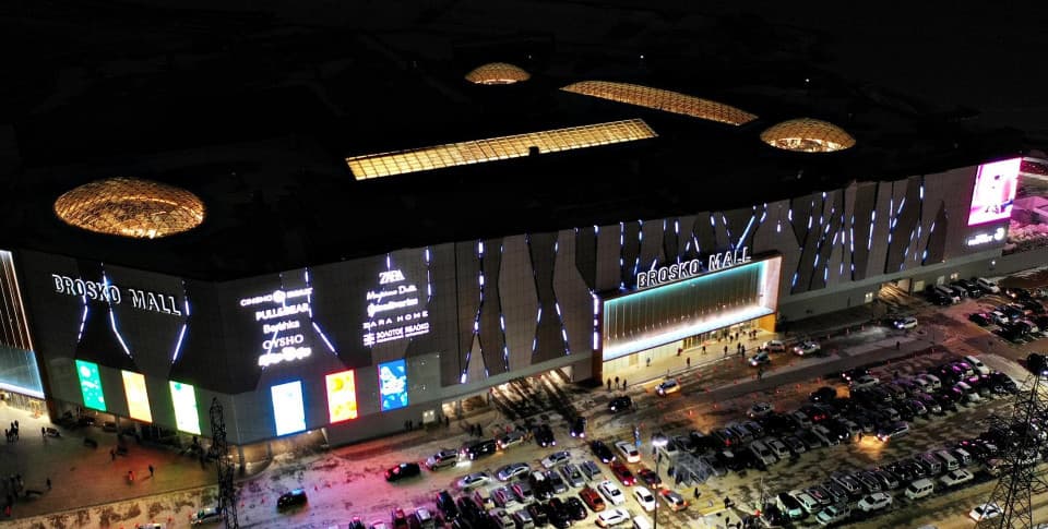 Светодиодные экраны и архитектурная подсветка на фасаде ТРЦ Броско Молл